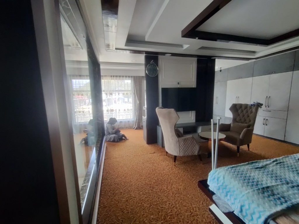 Mr. Kitbok Mawbah — interior