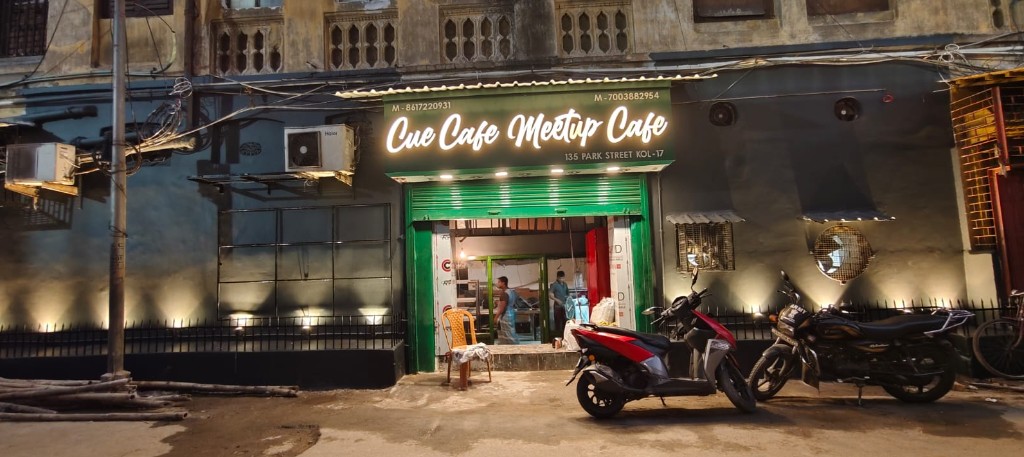 Meet Up Café — living space